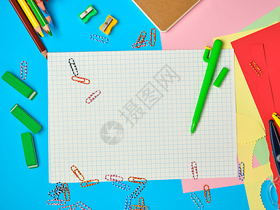 笔记本 木色铅笔 帕皮的白方纸大学文档教育平方绘画细胞办公室蜡笔床单学校背景图片