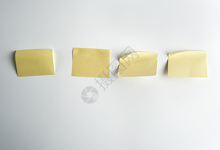 白背景上的黄色纸贴纸记忆白色空白邮政标签备忘录笔记纸战略木板笔记图片