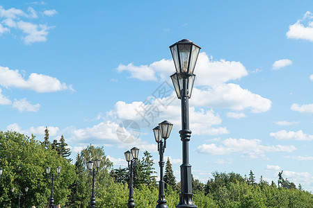 公园的灯柱古董花园天空建筑学金属绿色植物灯笼邮政黑色图片