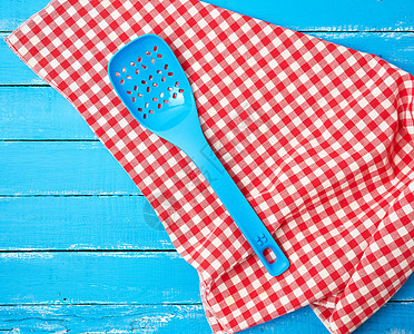 红色纺织餐巾上带孔的塑料蓝色勺子折叠菜单野餐风格正方形餐巾纸纺织品毯子装饰厨具图片