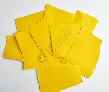白色背景上的一堆黄纸撕碎的纸片标签备忘录边缘收藏商业概念记事本垃圾文档黄色图片
