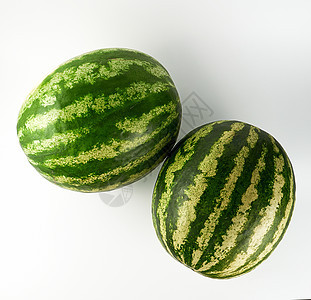 白色背景的全西瓜两条绿色大绿条水果甜点圆圈营养小吃饮食浆果工作室食物背景图片