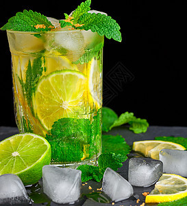 柠檬汁加柠檬 薄荷叶派对水果冰镇热带果汁液体饮料桌子叶子食物图片
