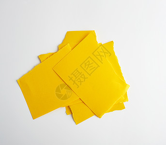 白色背景上的一堆黄纸撕碎的纸片标签床单垃圾概念商业文档笔记收藏办公室空白图片