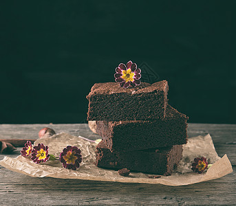 棕色上巧克力蛋糕饼的方形烤面包块食物巧克力厨房蛋糕正方形小吃烹饪木头乡村糕点图片