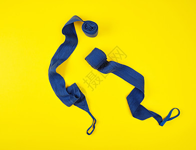 运动时包装手的蓝色纺织品绷带; 在体育比赛中用背景图片