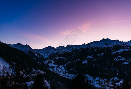 日落在瑞士阿尔卑斯山上图片
