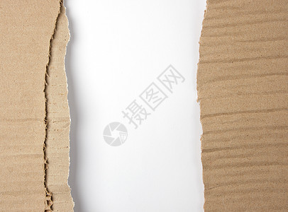 白色背景上撕破边缘的牛皮纸棕色空白回收材料框架纸板工艺背景图片