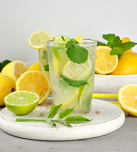 柠檬汁加柠檬 薄荷叶 石灰果汁热带水果饮料食物玻璃叶子冰镇薄荷液体图片