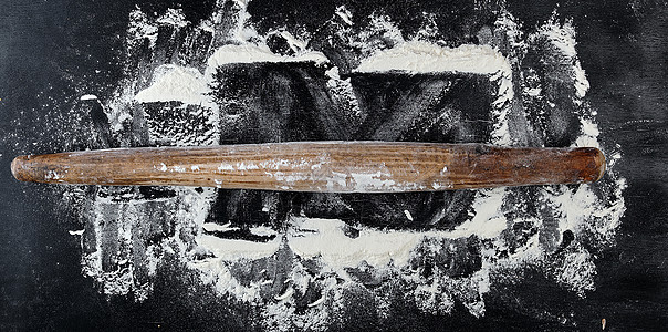 黑色背景的老木板滚动针粉末白色食谱用具面粉擀面杖食物面包桌子烘烤图片