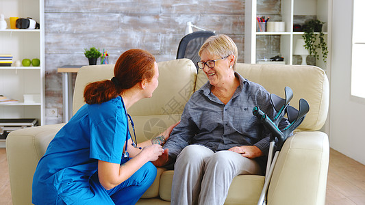 老年痴呆症女护士与老年妇女和阿尔茨海默人交谈社工微笑服务帮助女士退休护理成人看门人关爱背景