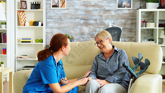 女护士与老年妇女和阿尔茨海默人交谈女性女士帮助退休看门人关爱社工老年人成人微笑图片