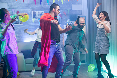 一群朋友在聚会上享受他们的时间微笑运动音乐啤酒气球戏服男人派对房间超级英雄图片