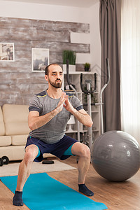 适合穿运动服的人蹲地运动身体运动装动机肌肉下蹲短裤训练男人活动图片