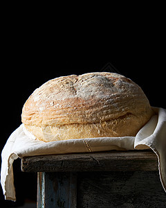 在毛巾上烤圆圆白小麦面包烹饪棕色产品圆形圆圈营养早餐食物餐巾厨房图片