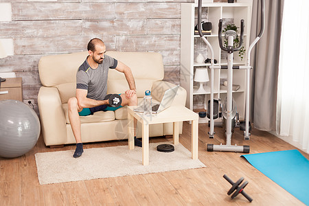 健身人用哑铃训练比塞普斯成人沙发房间身体肌肉公寓健康耐力力量客厅图片