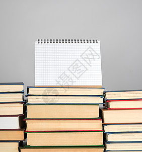 开放的空白笔记本站在书架上棕色文学智慧收藏教育教科书学习床单图书馆笔记图片