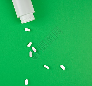 白塑料罐和分散的蛋白丸药剂药片盒子椭圆形药剂师药物疾病治愈药店抗生素图片
