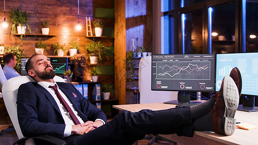 商务人士在桌子上用脚睡着成功职业月光工作男人管理人员公司休息电脑办公室图片
