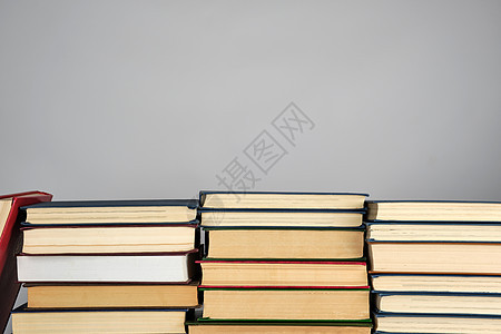 灰色背景上不同书库的堆叠学校收藏课堂文档软垫知识工作室文化办公室学习图片