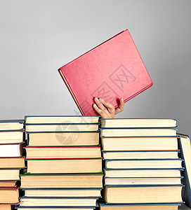灰色背景上不同书库的堆叠笔记教科书大学书店教育收藏知识学习笔记本图书馆图片