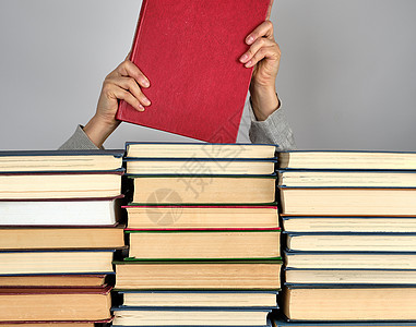 灰色背景上不同书库的堆叠床单收藏大学笔记本学习工作室文档商业笔记教科书图片