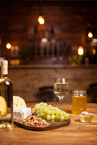 美味的白葡萄 在生锈的木板盘子上 在美味的旁边图片