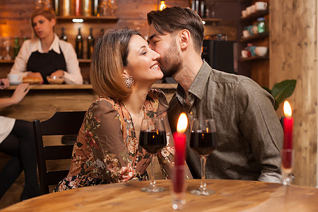 浪漫情侣约会 在古董餐厅图片