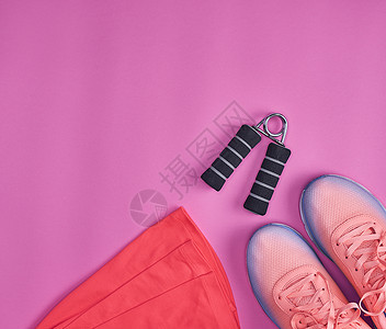 一对有粉红色背景带鞋带的运动鞋青年健身房培训师粉色跑步鞋类女性衣服运动图片