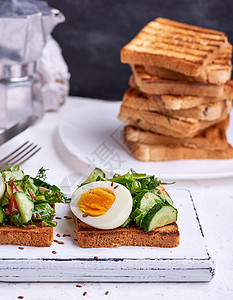 白面面粉加锅饭的面包干方面包蔬菜食物桌子白色厨房黄色酿酒师小吃木板早餐图片