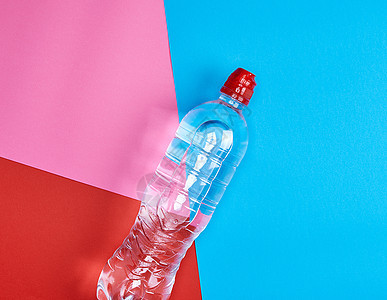 装有淡水的透明塑料瓶粉色红色塑料蓝色白色瓶子液体矿物工作室图片