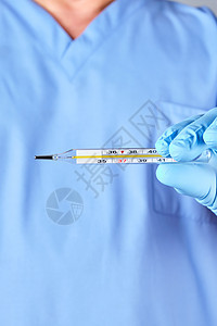 戴蓝色乳胶手套和制服 装有玻璃面粉的医生医疗乐器药品测量手指温度健康发烧流感疾病图片
