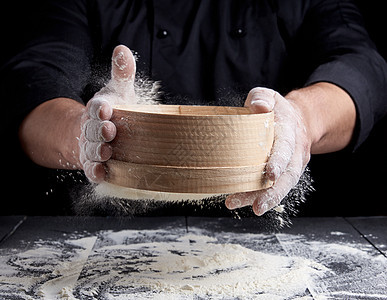 白面粉通过木锯子筛选出来厨师面包烹饪食物运动粉末面包师男性营养美食图片