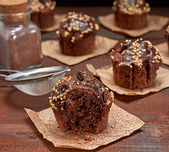 褐木木背景的巧克力松饼营养食物木头美食烹饪面包棕色甜点坚果糕点图片