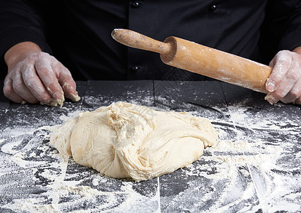 白面面粉圆面面包烹饪食物木板白色男人营养桌子食谱厨房图片