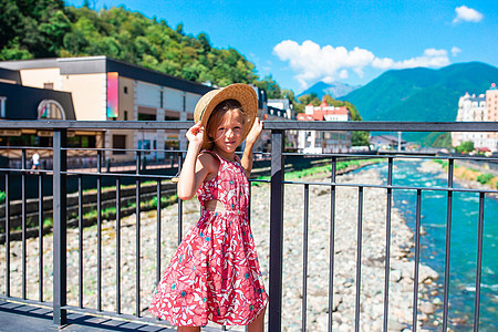 在一个欧洲城市的山河堤边上 戴着帽子的小姑娘们房子旅行假期景观酒店村庄建筑学女士女孩晴天图片