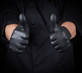 穿黑色制服的男主厨表示认可图片