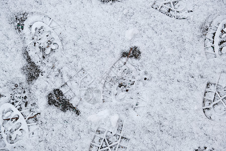 白雪上的鞋子痕迹 顶部视图图片