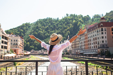 快乐的姑娘 在山河堤边 在欧洲城市里景观爬坡晴天酒店女孩旅游房子建筑学建筑游客图片