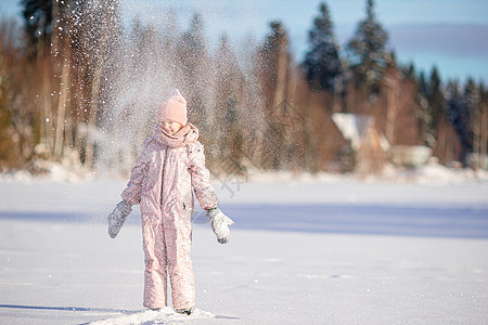 在阳光明媚的冬天天下雪时 可爱小女孩的肖像天气幸福夹克围巾森林公园帽子女性外套女儿图片