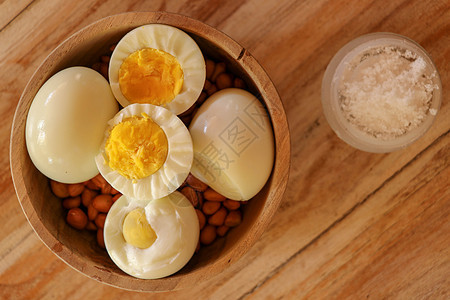 木制背景的煮鸡蛋 来自上面蛋黄蛋壳家禽团体烹饪早餐母鸡农场饮食食品图片