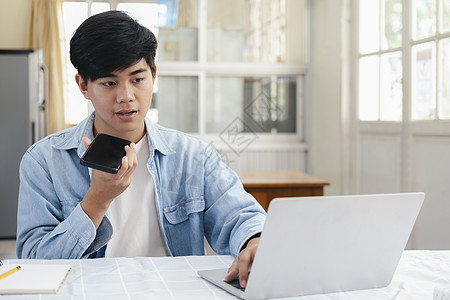 年轻人在电话上用手无牵挂说话互联网社会记录应用会议手机讲话嗓音学习商业图片