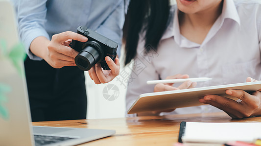 摄影师和制图脱钩者正在工作药片商业爱好会议设计师合作相机照片编辑编辑器图片