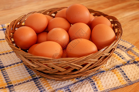 旧桌布上的棕鸡蛋和篮子里的鸡蛋杂货美食木头蛋壳市场橙子厨房团体胚珠脆弱性图片