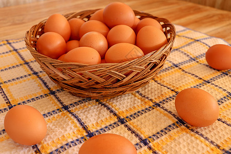 旧桌布上的棕鸡蛋和篮子里的鸡蛋橙子脆弱性市场农场农业美食生物杂货卵子木头图片
