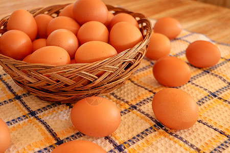 旧桌布上的棕鸡蛋和篮子里的鸡蛋脆弱性蛋壳美食卵子农业农场烹饪胚珠市场木头图片