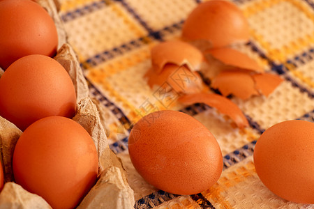 旧桌布上的棕鸡蛋和篮子里的鸡蛋胚珠美食团体柳条杂货农场烹饪早餐脆弱性橙子图片