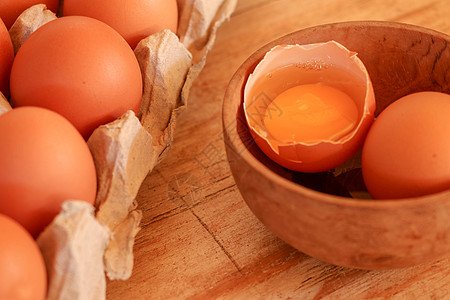 碗中的碎蛋和木桌上的蛋壳农业烹饪桌子产品木头麻布乡村早餐农场柳条图片