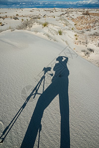 摄影师在石膏沙丘上的影子沙漠国家水晶纪念碑地质学旅行侵蚀天空公园海浪图片