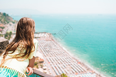 身处地中海海和天空背景的年轻女孩旅行悬崖植物闲暇旅游海岸线海滩热带海湾农业图片